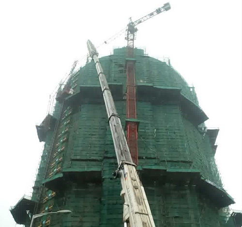 肥东吊车在工地上作业